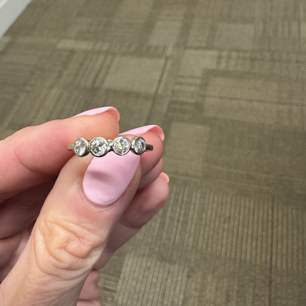 Elegant white gold Women's Diamond Ring